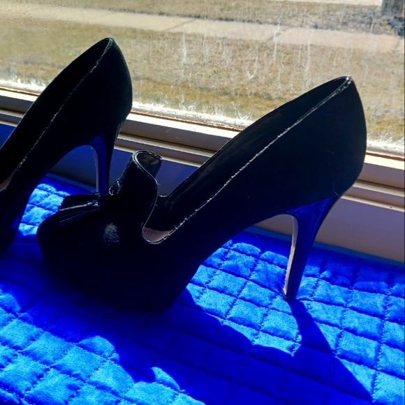 Vince Camuto Velvet heels size 8.5, Brand new - Picture 1 of 9
